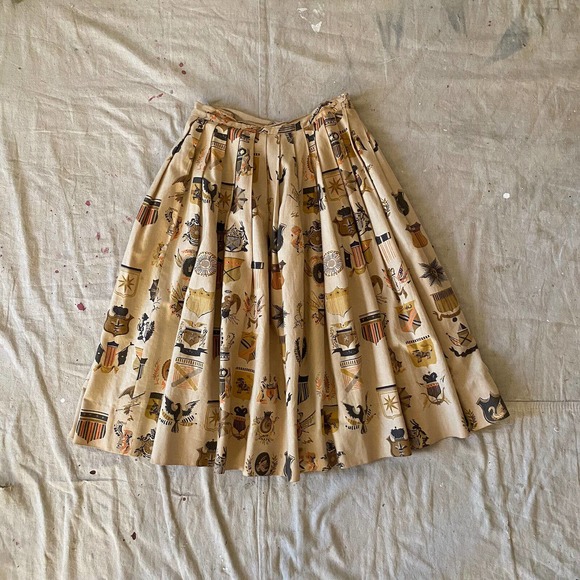 Vintage 1950s Cotton Novelty Print Circle Skirt Coat of Arms Crests Lions Arrows - Picture 9 of 15